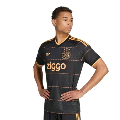 Ajax uitshirt 2026/2027 (voorkant, zwart met goudoranje accenten)