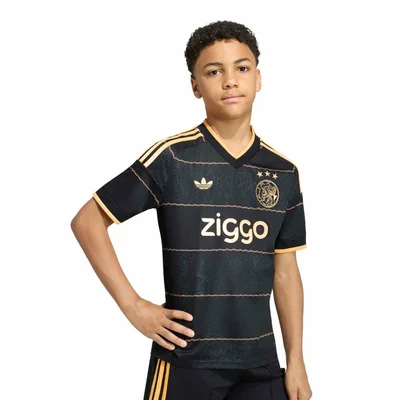 Ajax uitshirt kids 2026/2027 (voorkant, zwart met goudoranje)